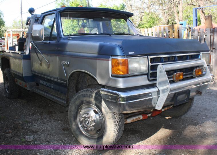 image for item B6525 1987 Ford F350 tow truck