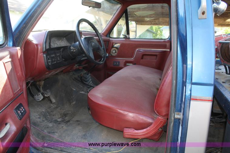 image for item B6525 1987 Ford F350 tow truck