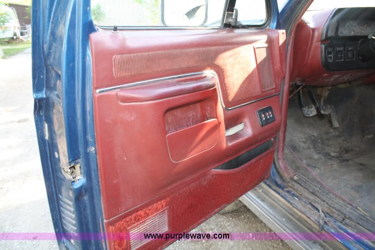 image for item B6525 1987 Ford F350 tow truck