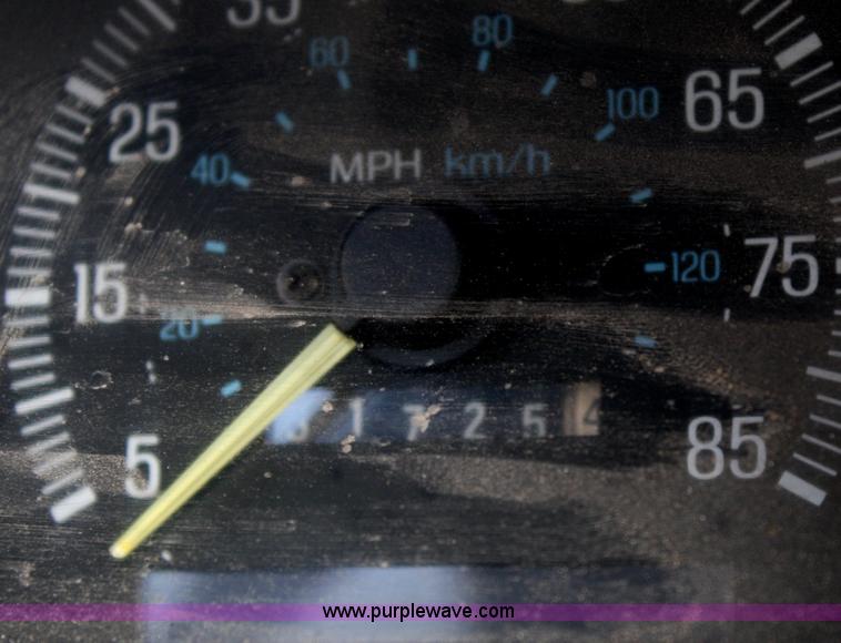 image for item B6525 1987 Ford F350 tow truck