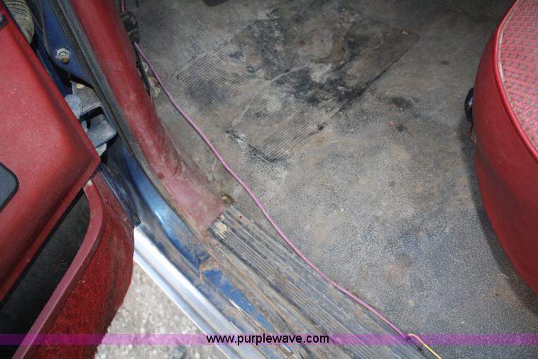 image for item B6525 1987 Ford F350 tow truck