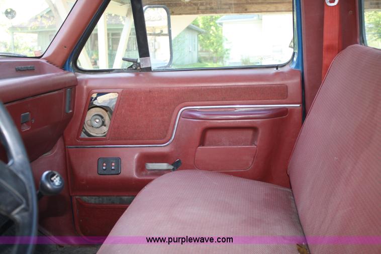 image for item B6525 1987 Ford F350 tow truck