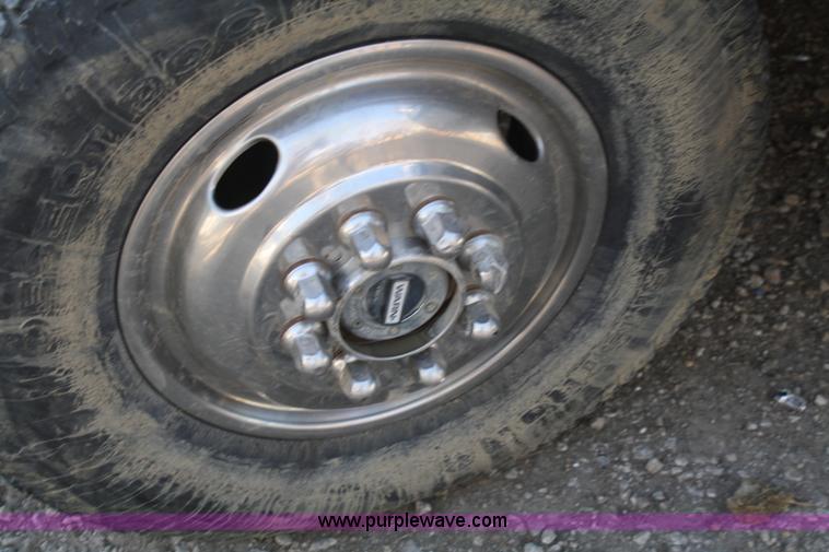 image for item B6525 1987 Ford F350 tow truck