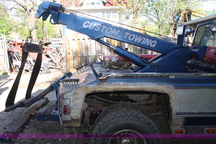 image for item B6525 1987 Ford F350 tow truck