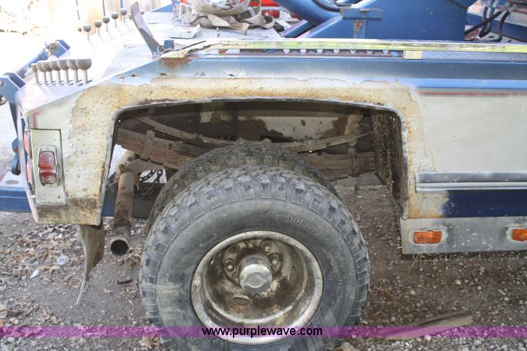 image for item B6525 1987 Ford F350 tow truck