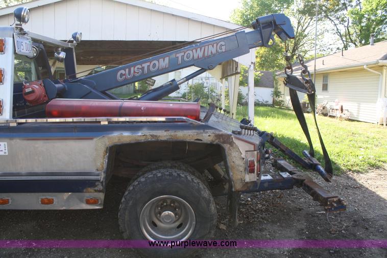 image for item B6525 1987 Ford F350 tow truck