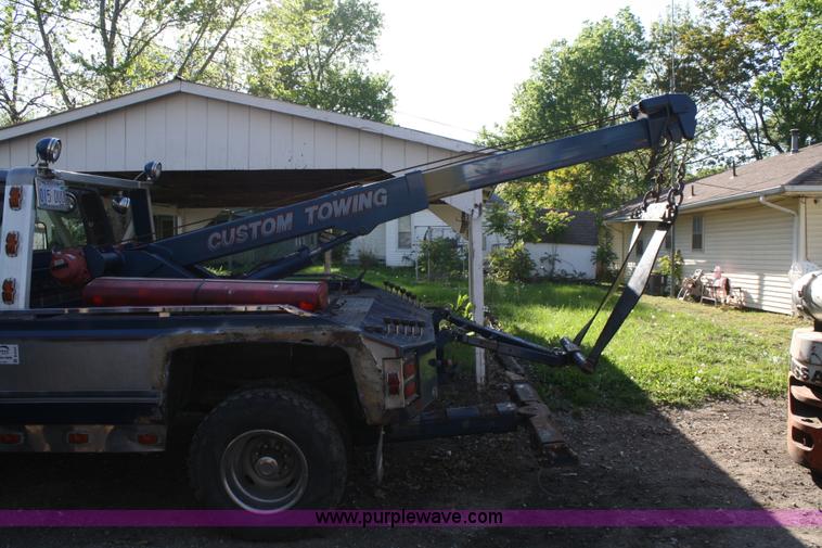 image for item B6525 1987 Ford F350 tow truck