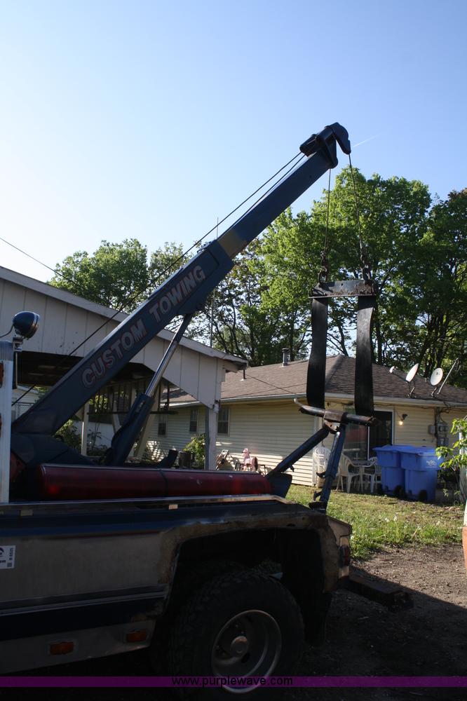 image for item B6525 1987 Ford F350 tow truck