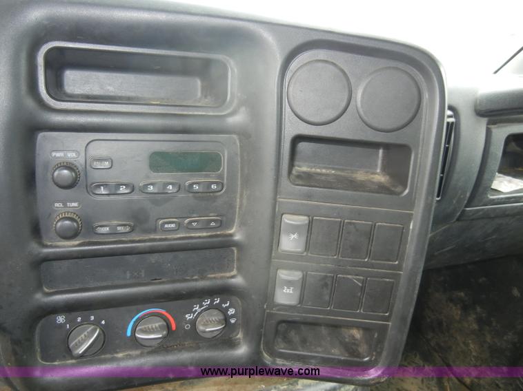 image for item C4264 2004 Chevrolet C7500 insulation truck
