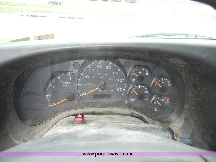 image for item C4264 2004 Chevrolet C7500 insulation truck