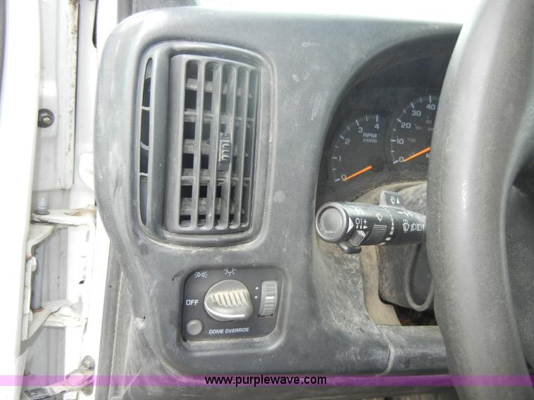 image for item C4264 2004 Chevrolet C7500 insulation truck