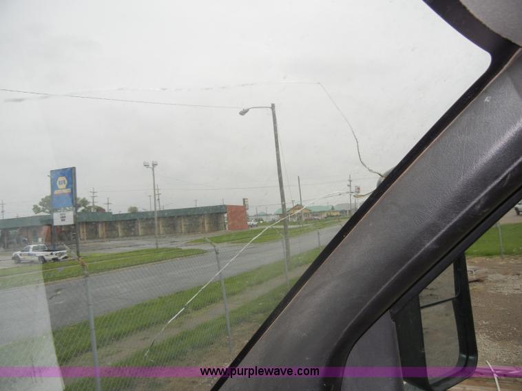 image for item C4264 2004 Chevrolet C7500 insulation truck