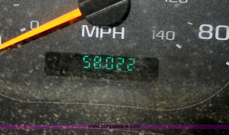 image for item C4264 2004 Chevrolet C7500 insulation truck