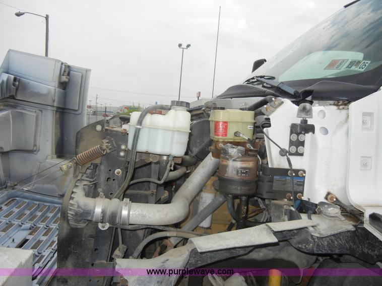 image for item C4264 2004 Chevrolet C7500 insulation truck