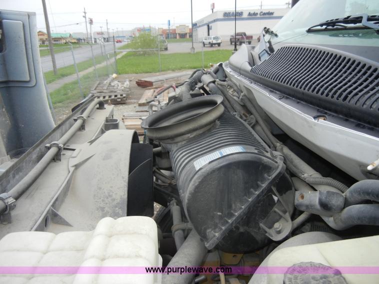 image for item C4264 2004 Chevrolet C7500 insulation truck