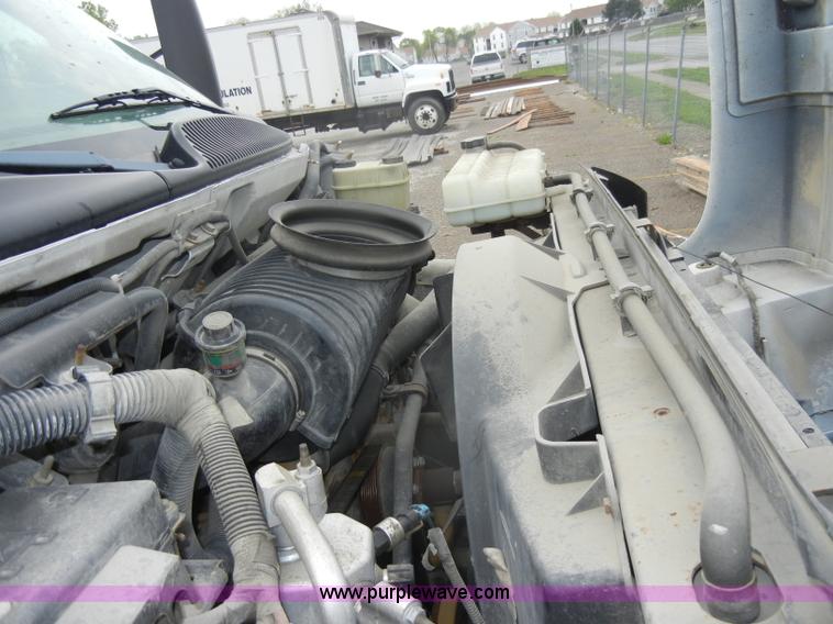 image for item C4264 2004 Chevrolet C7500 insulation truck