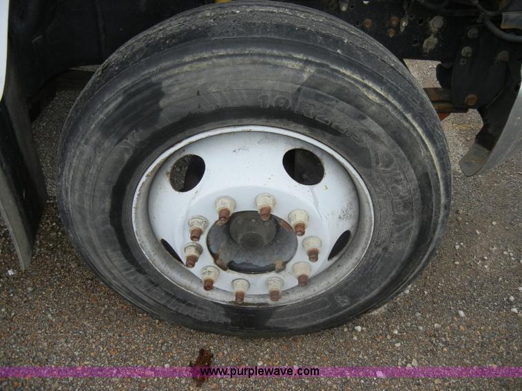 image for item C4264 2004 Chevrolet C7500 insulation truck