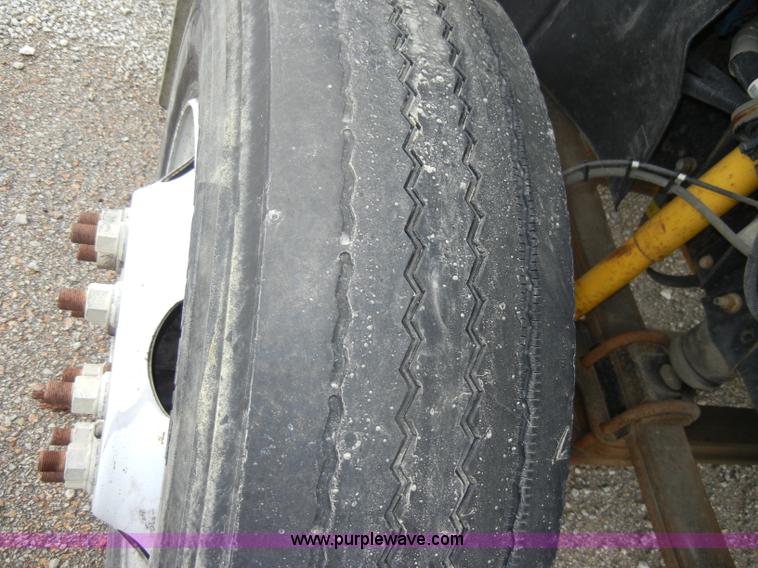 image for item C4264 2004 Chevrolet C7500 insulation truck