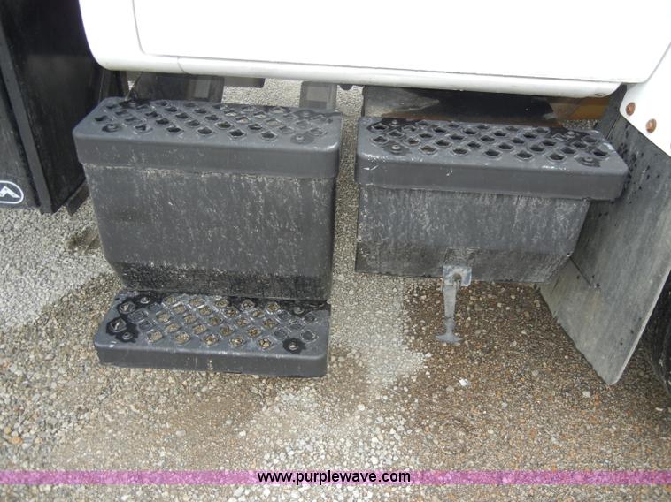 image for item C4264 2004 Chevrolet C7500 insulation truck