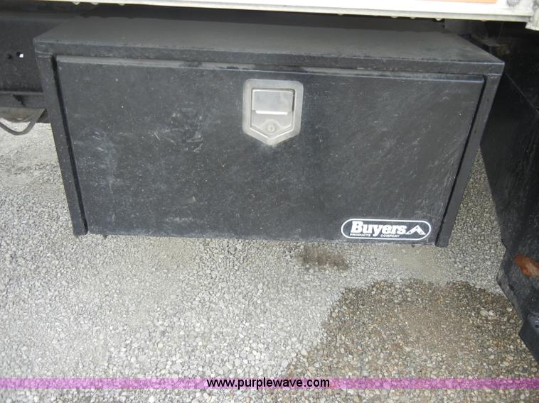 image for item C4264 2004 Chevrolet C7500 insulation truck