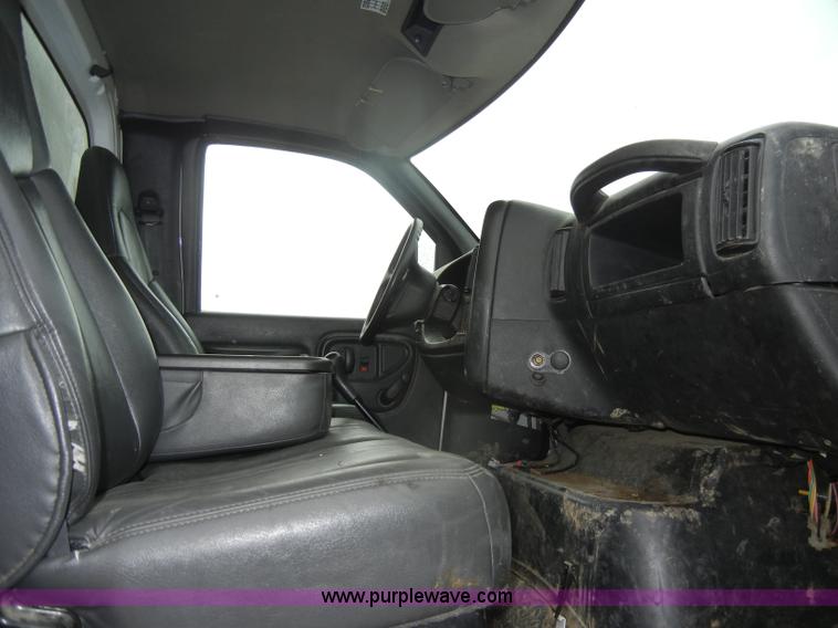 image for item C4264 2004 Chevrolet C7500 insulation truck