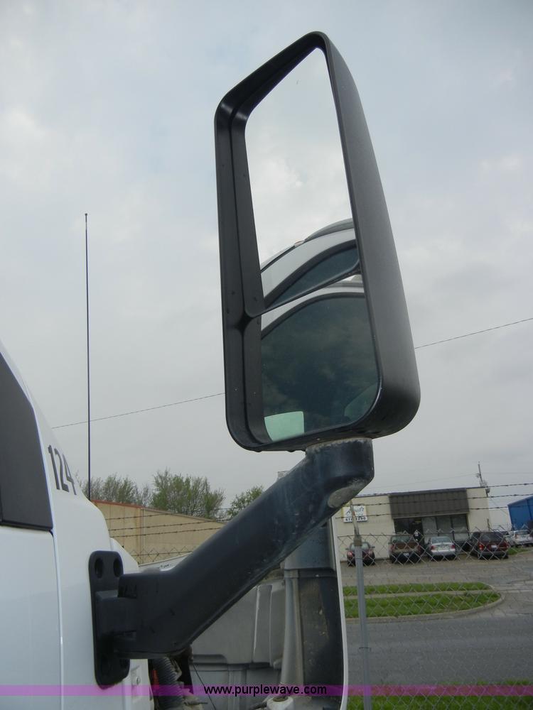 image for item C4264 2004 Chevrolet C7500 insulation truck