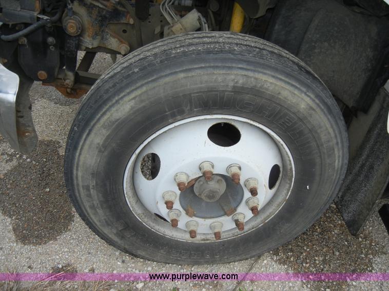 image for item C4264 2004 Chevrolet C7500 insulation truck