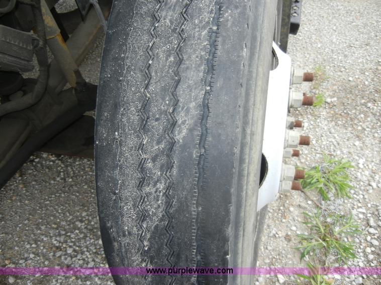 image for item C4264 2004 Chevrolet C7500 insulation truck