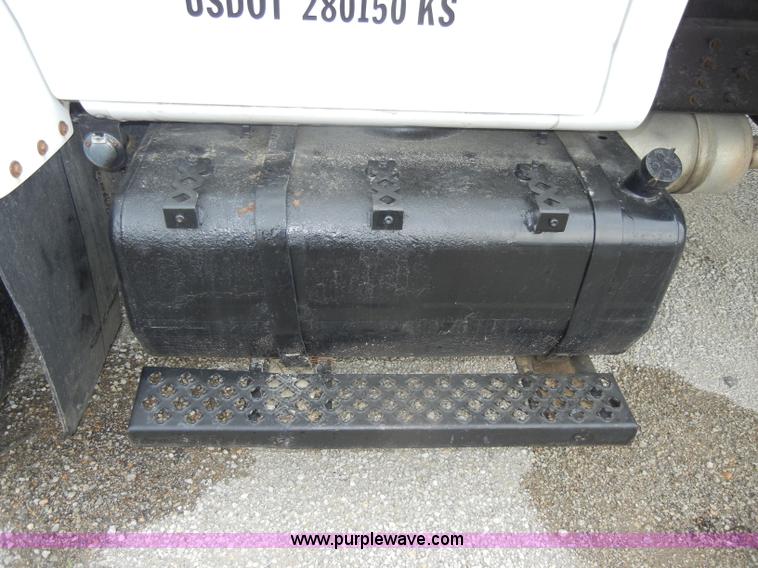 image for item C4264 2004 Chevrolet C7500 insulation truck