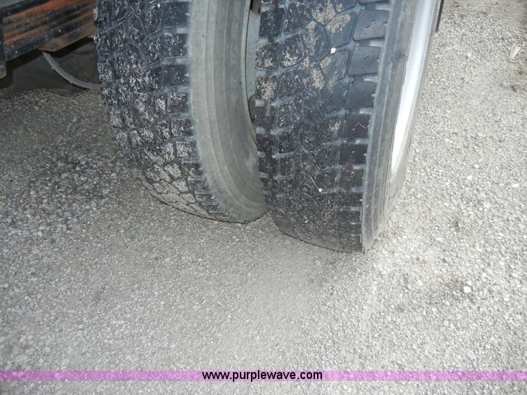 image for item C4264 2004 Chevrolet C7500 insulation truck