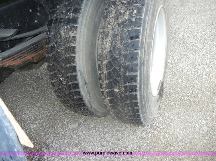 image for item C4264 2004 Chevrolet C7500 insulation truck