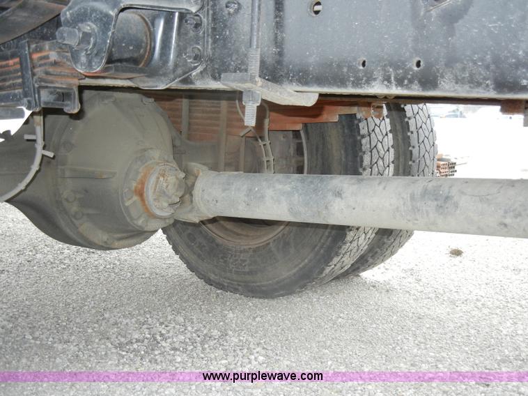 image for item C4264 2004 Chevrolet C7500 insulation truck