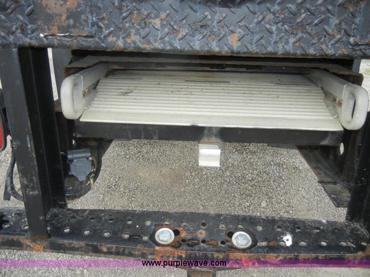 image for item C4264 2004 Chevrolet C7500 insulation truck