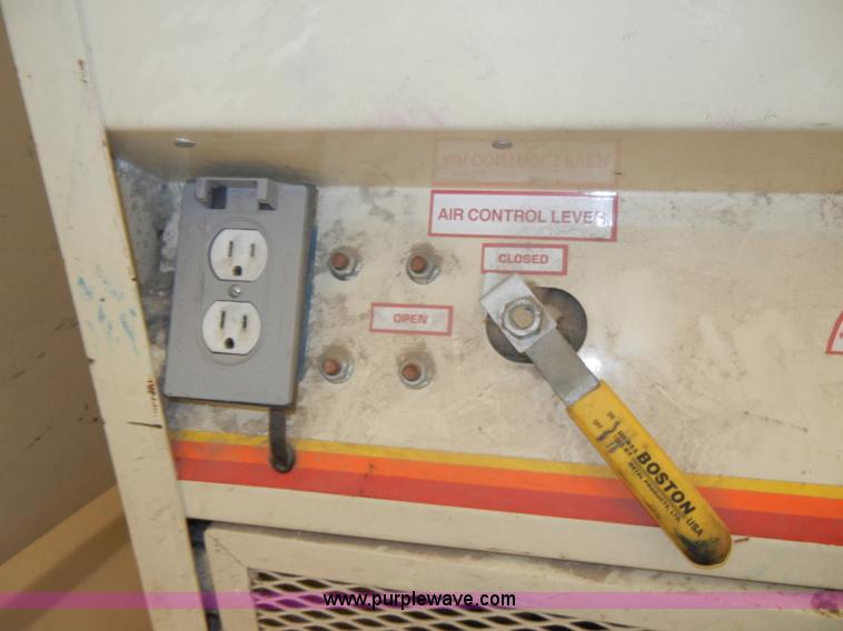 image for item C4264 2004 Chevrolet C7500 insulation truck