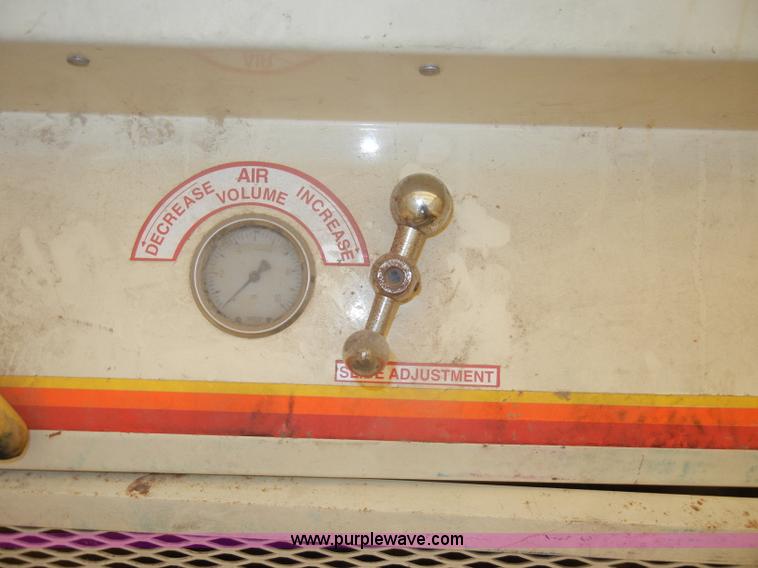 image for item C4264 2004 Chevrolet C7500 insulation truck