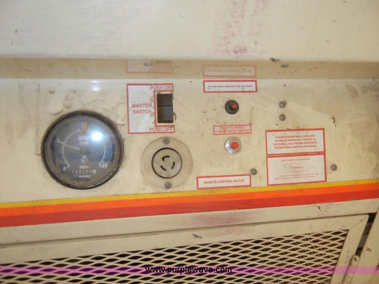 image for item C4264 2004 Chevrolet C7500 insulation truck