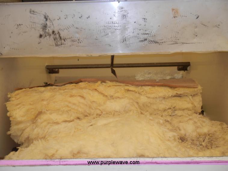 image for item C4264 2004 Chevrolet C7500 insulation truck