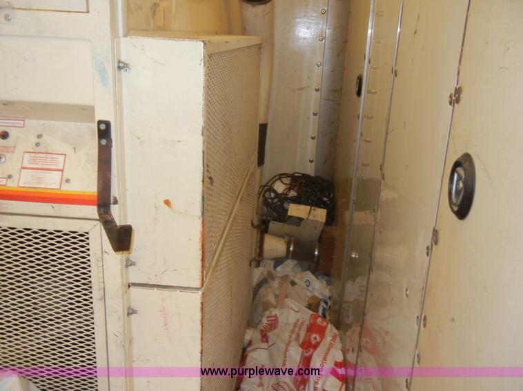 image for item C4264 2004 Chevrolet C7500 insulation truck