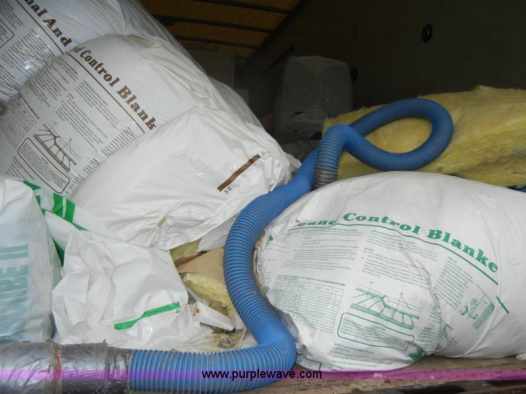 image for item C4264 2004 Chevrolet C7500 insulation truck