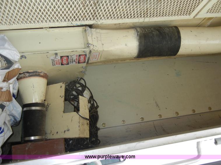 image for item C4264 2004 Chevrolet C7500 insulation truck