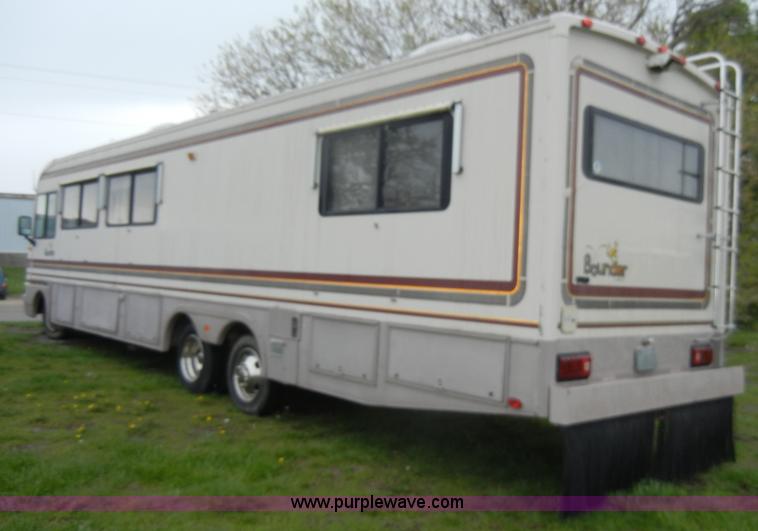 image for item C4291 1993 Chevrolet Fleetwood Bounder RV camper