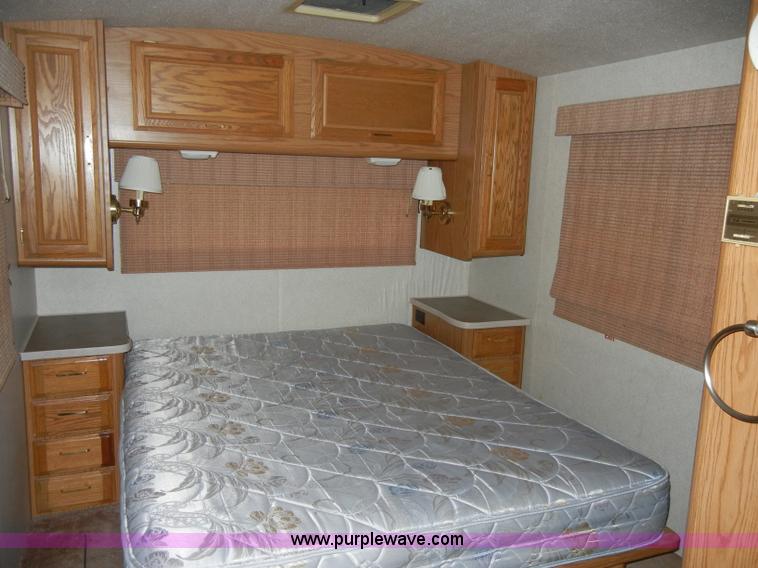 image for item C4291 1993 Chevrolet Fleetwood Bounder RV camper