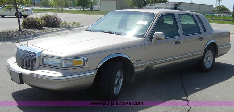 image for item C4322 1997 Lincoln Town Car Executive