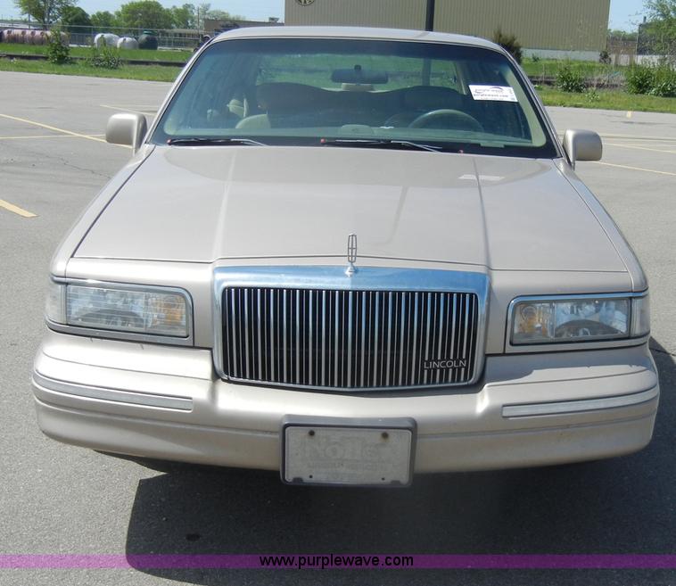 image for item C4322 1997 Lincoln Town Car Executive