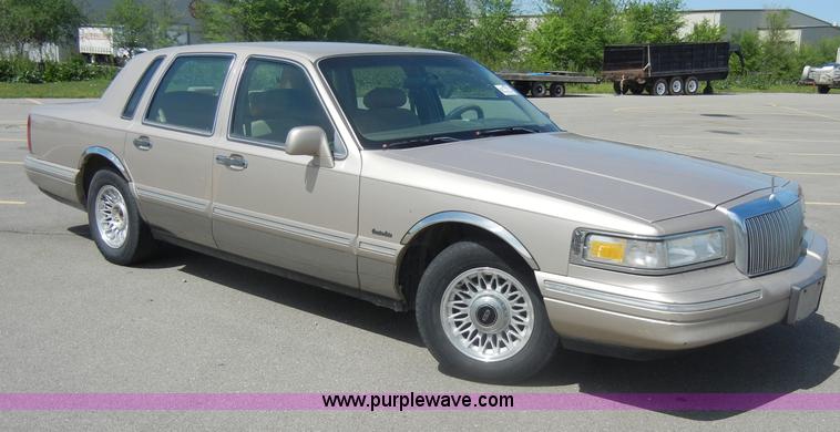 image for item C4322 1997 Lincoln Town Car Executive