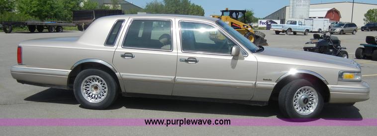 image for item C4322 1997 Lincoln Town Car Executive