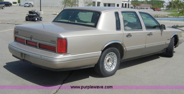 image for item C4322 1997 Lincoln Town Car Executive