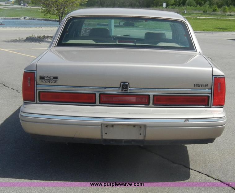 image for item C4322 1997 Lincoln Town Car Executive