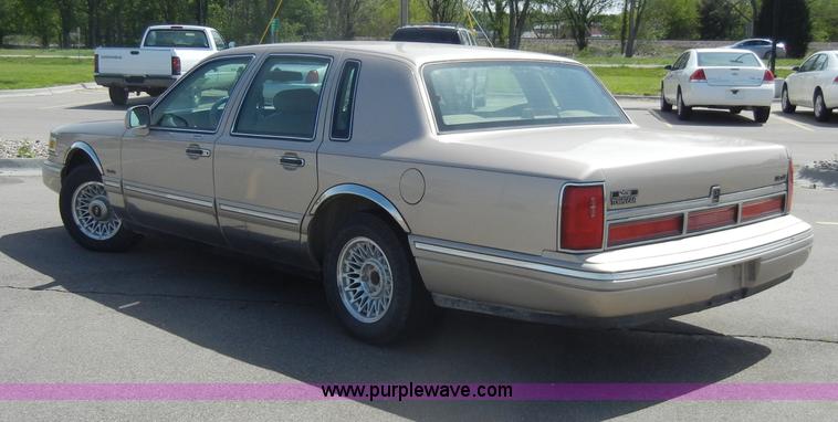 image for item C4322 1997 Lincoln Town Car Executive