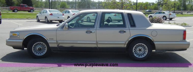 image for item C4322 1997 Lincoln Town Car Executive